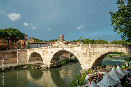 Foto Ancient Roman Ponte Fabricio stone bridge leading to Tiber Island in Rome, Italy