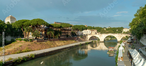 Foto Panoramic view of Tiber Island and Ponte Fabricio bridge over Tiber river in Rom