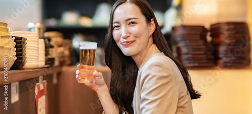 Foto ビールを持つ女性