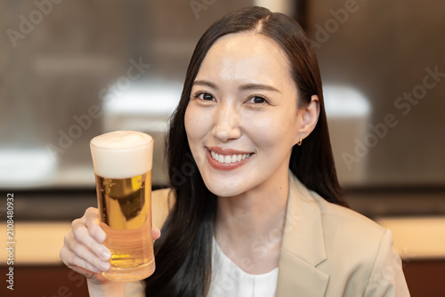 Foto ビールを持つ女性