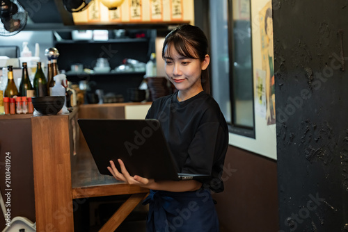 パソコンを見る女性
