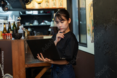 パソコンを見る女性