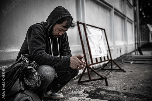 Canvastavla Asian man is homeless at the side road,A stranger has to live on the road alone because he has no family