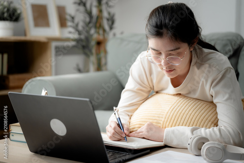 Fotografía Online learning and homework study concept