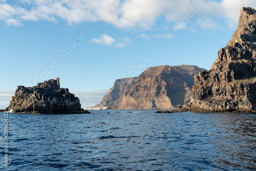 Fotografía Volcanic rock stacks and towering cliffs with Valle Gran Rey beyond on the coast