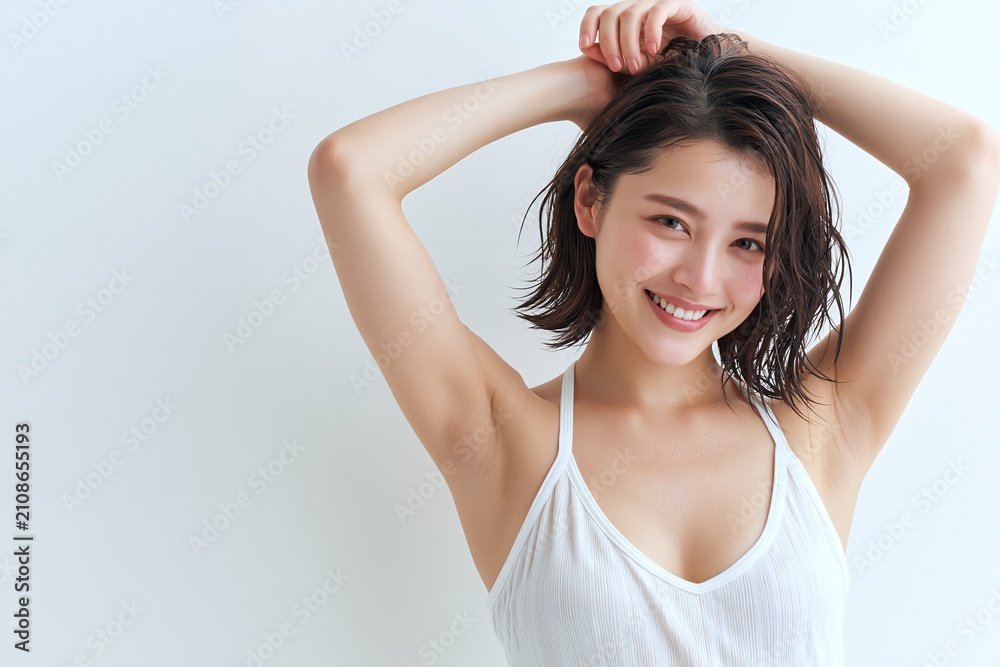 Fototapeta premium 瑞々しい肌と爽やかな笑顔が魅力的な若い日本人女性のポートレート