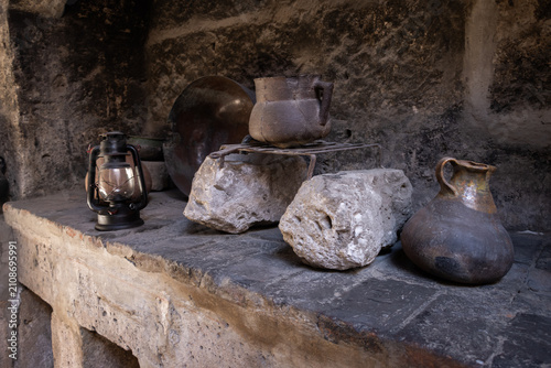 Foto Utensilios y accesorios de una antigua cocina rustica, hecha con piedra, roca y