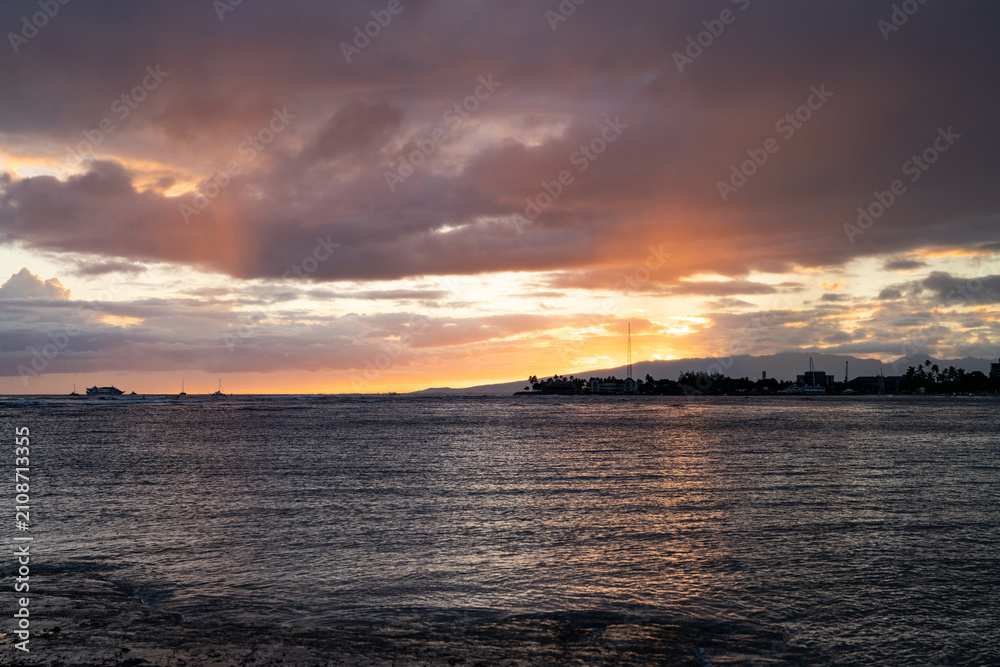 Obraz premium after sunset at Ala Moana Regional Park, Honoulu, Oahu, Hawaii