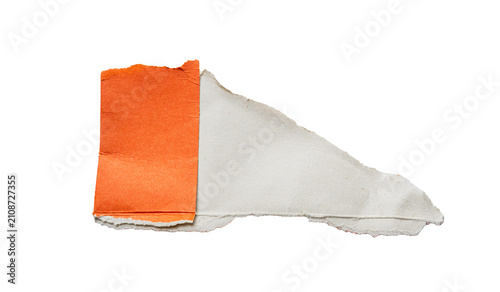 Papel rasgado naranja y blanco aislado sobre fondo negro, textura artesanal para collage y diseño creativo