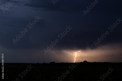 Quadro su tela Impact de foudre sous l'orage quelque part au milieu des champs en france