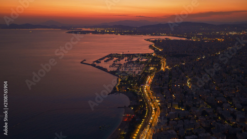 Cuadro en lienzo Athens riviera establishing a beautiful coastal evening scene, capturing city li