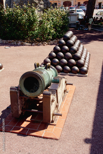 Fotografía replica of a cannon and marbles placed on the city walls in Monaco