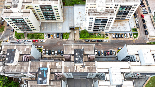 Foto Aerial view of the Octogonal Sector neighborhood, notable for its octagonal-shaped residential buildings, planned green spaces and recreational areas, and proximity to City Park