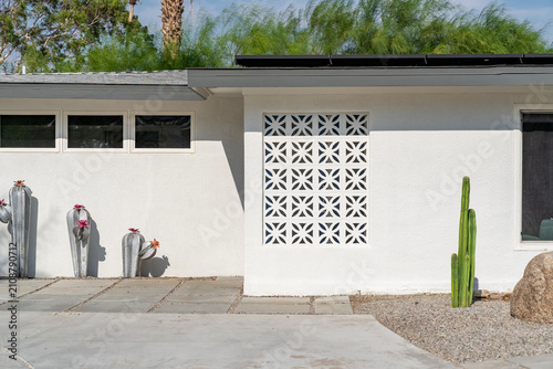 Konstfotografi Mid-Century Modern Home Palm Springs Exterior with Breeze Block