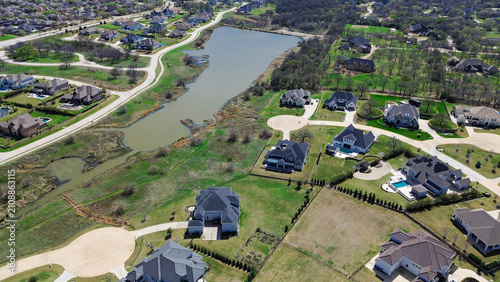 Obraz na plátně Large retention pond borders custom luxury properties within Dallas suburb Flower Mound Road estates