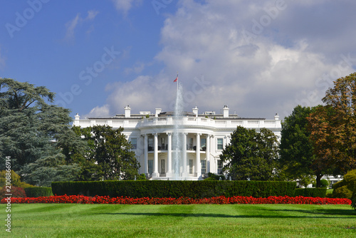 Obraz na płótnie White House in a cloudy day - Washington DC United States