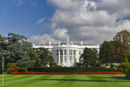 Fotografie White House in a cloudy day - Washington DC United States