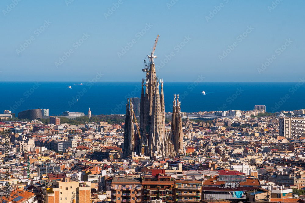 Obraz premium Elevated View of Barcelona City With Famous Sagrada Familia Church and Mediterranean Sea in the Horizon