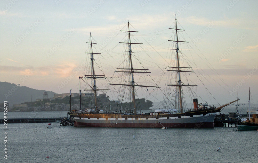 Obraz premium Historic sailing ship Balclutha moored in San Francisco Bay at dusk
