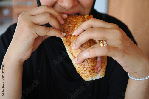 Konstfotografi Enjoying a sandwich at a casual setting