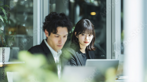 Plakat 開放感のあるオフィスで仕事をしているビジネスパーソン