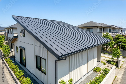 ガルバリウム鋼板の片流れ屋根｜モダンな日本の注文住宅