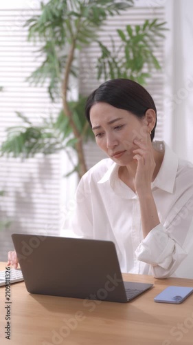 困る女性