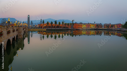 The Italian-style village is as beautiful as a painting at sunset, with reflections on the water and lights lined up along the walkways, creating a romantic atmosphere.
