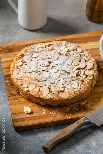 Foto Sweet Homemade Almond Cake Ready to Eat