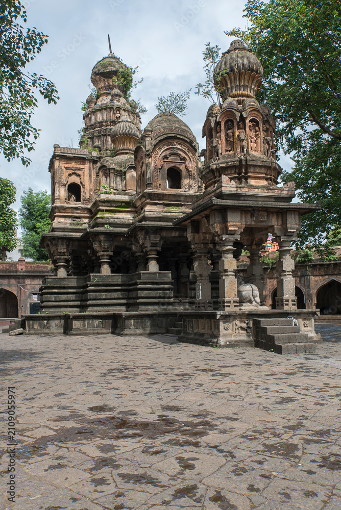 Obraz premium Sangam Mahuli, Sri Kashi Vishweshwar Temple, Dakshin Kashi, Maratha and Hemadpanthi architecture, Set at the confluence of the Krishna and Venna rivers, 18th century temple, Satara, Maharashtra, India