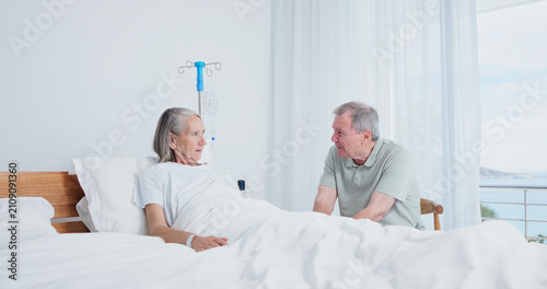 Foto Senior, couple and serious visit at hospital bed for recovery concern, surgery complication or worry