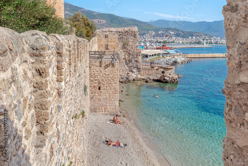 Fotografie Scenic view of Tersane Beach and Alanya harbor framed by ancient fortress walls