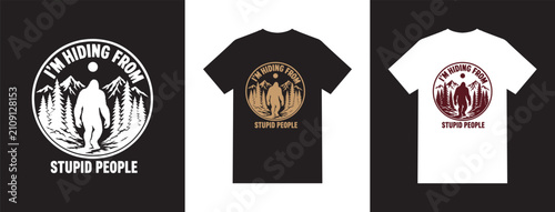 Foto Funny bigfoot I'm hiding from stupid people, Vintage retro badge t-shirt design