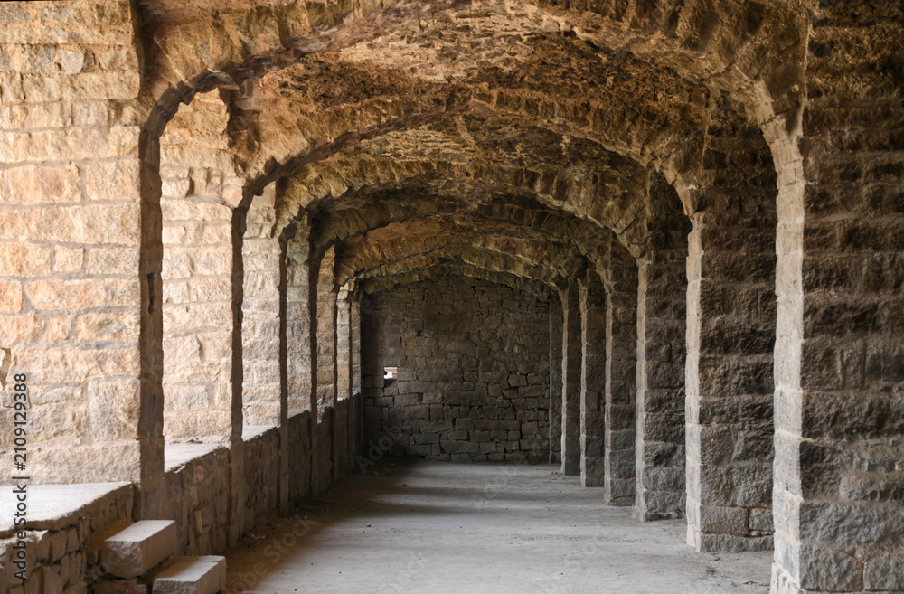 Obraz premium Rhythmic Stone Arcades Creating Historic Architectural Perspective