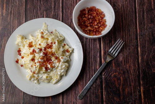 Konstfotografi Hungarian Cottage Cheese Pasta with Crispy Bacon