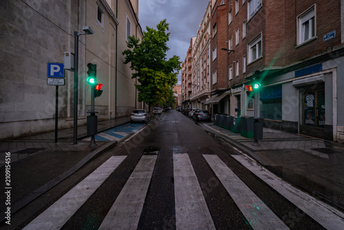 centro urbano con poca luz solo la de los semáforos	