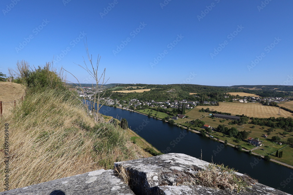 Obraz premium La rivière la Meuse, canal de l'Est, ville de Givet, département des Ardennes, France