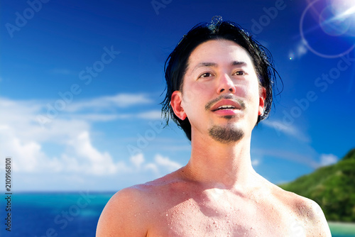 Obraz na płótnie 南国の海辺の日本人男性