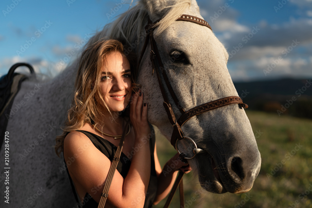 Obraz premium Woman horse sunset bonding portrait in golden light on meadow
