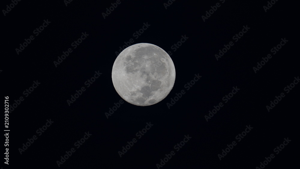 Obraz premium Bright Full Moon Illuminates the Dark Night Sky