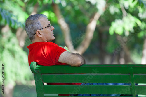Obraz na płótnie Senior man on a bench thinking