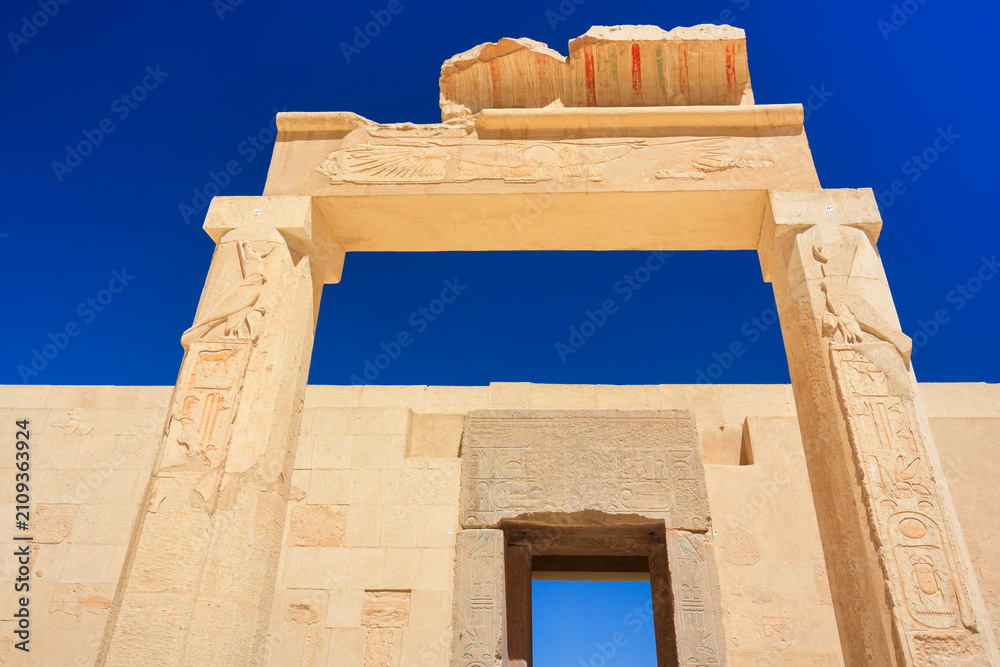 Obraz premium The mortuary temple of Quinn Hatshepsut located opposite the city of Luxor, Egypt.