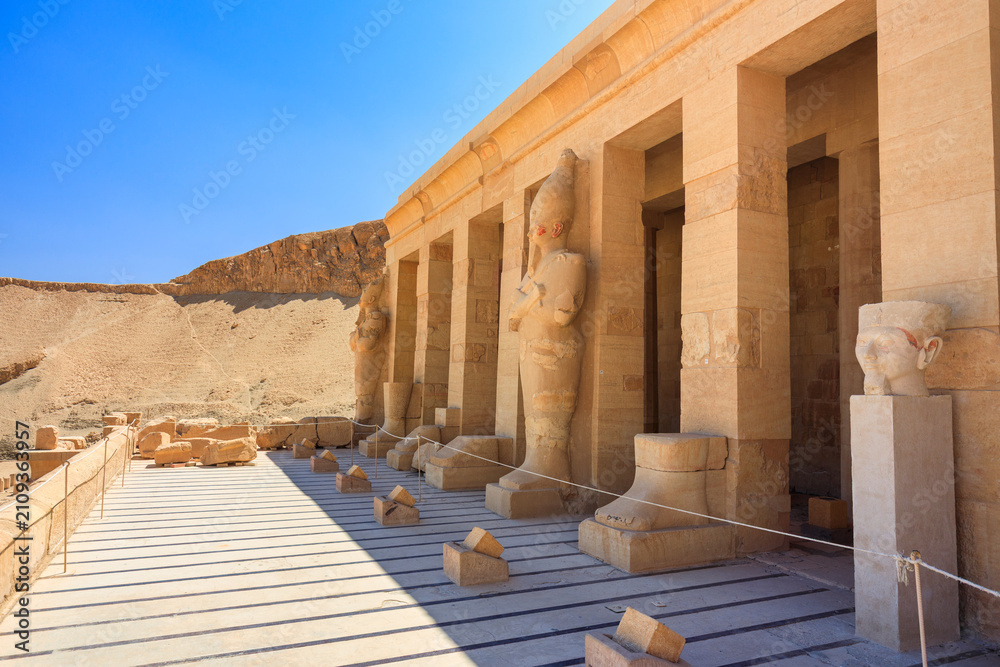 Obraz premium The mortuary temple of Quinn Hatshepsut located opposite the city of Luxor, Egypt.