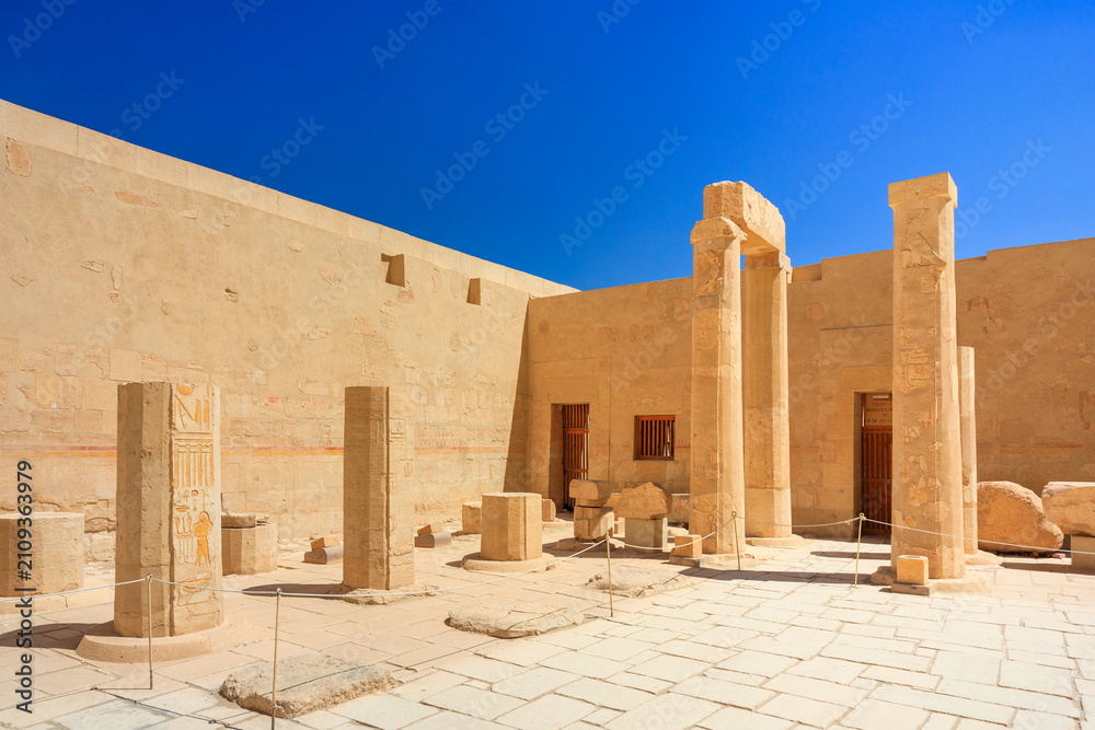 Obraz premium The mortuary temple of Quinn Hatshepsut located opposite the city of Luxor, Egypt.