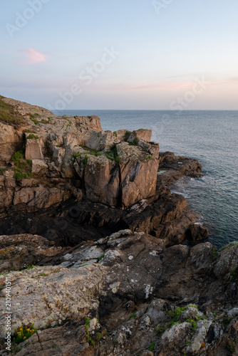 Fotografía Pointe Saint-Mathieu, France - July 2026: Vertical view of granite cliffs and the Atlantic shoreline during golden evening light on the western coast of Brittany