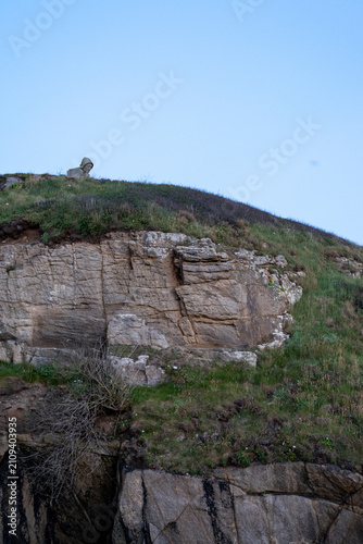 Fotografía Pointe Saint-Mathieu, France - July 2026: Rugged coastal cliffs with the memorial monument overlooking the Atlantic Ocean during a calm summer evening in Brittany