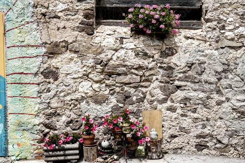 architettura e dettagli caratteristici delle abitazioni tradizionali del Trentino nella zona delle Pale di san Martino. Trento, Trentino Alto Adige, Italia