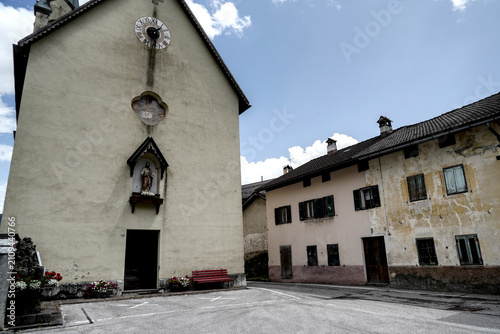 architettura e dettagli caratteristici delle abitazioni tradizionali del Trentino nella zona delle Pale di san Martino. Trento, Trentino Alto Adige, Italia