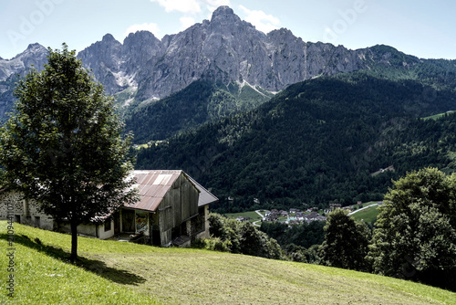 architettura e dettagli caratteristici delle abitazioni tradizionali del Trentino nella zona delle Pale di san Martino. Trento, Trentino Alto Adige, Italia