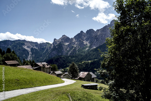 architettura e dettagli caratteristici delle abitazioni tradizionali del Trentino nella zona delle Pale di san Martino. Trento, Trentino Alto Adige, Italia